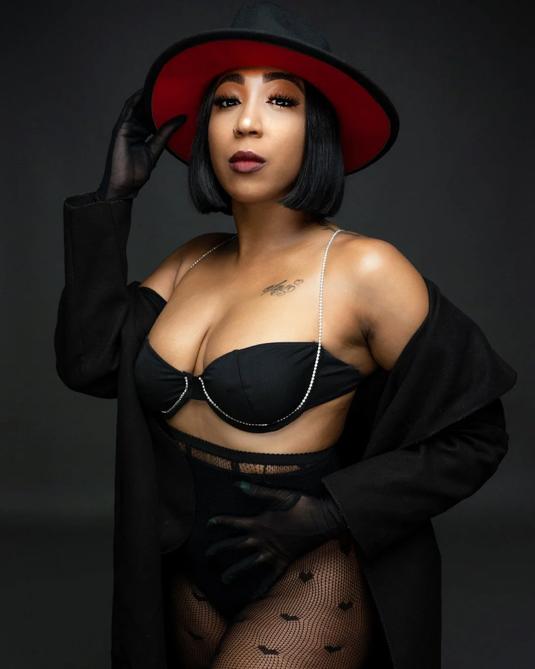 Red Brim glamour portrait photographed by Sederrick Raphiel